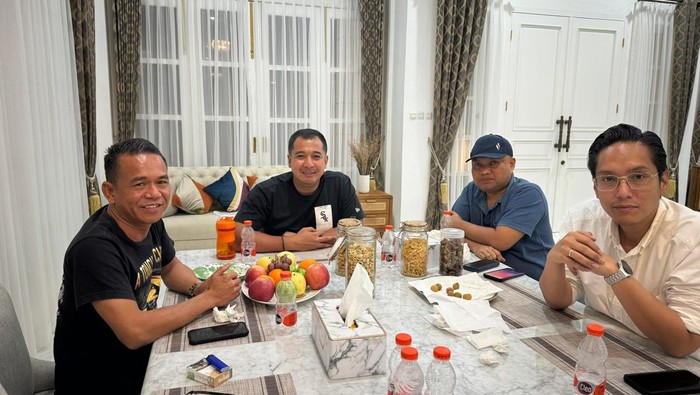 Ade Jona saat bertemu dengan Rico-Zaki dan Sekretaris Gerindra Sumut Sugiat Santoso. (Dok. Istimewa)