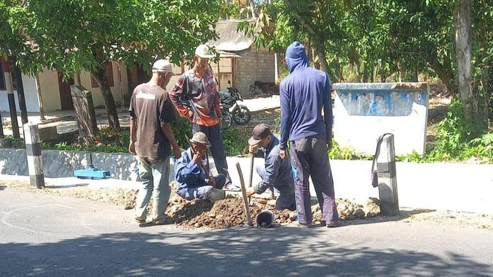 Petugas saat mengerjakan penggantian pipa pvc milik PDAM Tirta Handayani yang pecah di Ponjong, Gunungkidul, Selasa (20/8/2024).