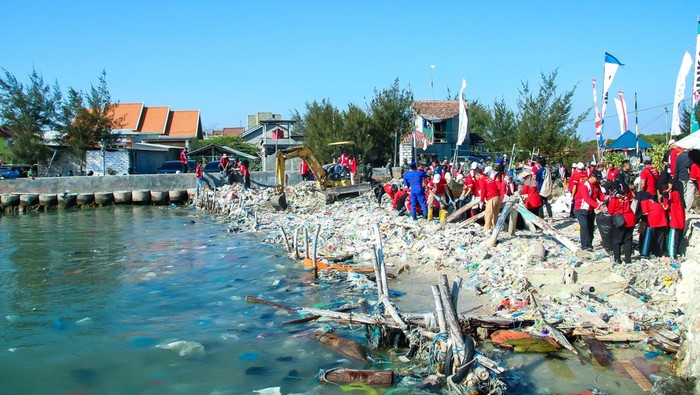 Aksi bersih-bersih pantai Kutang di Lamongan peringati Hari Lingkunga Sedunia 2024.