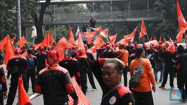 Aksi demonstrasi buruh di kawasan Patung Kuda, Jakarta, Selasa, (20/8/2024). Aksi buruh kali ini akan membawa isu omnibus law UU Cipta Kerja dan mengawal putusan MK terkait UU Pilkada. (վ/Muhammad Sabki)
