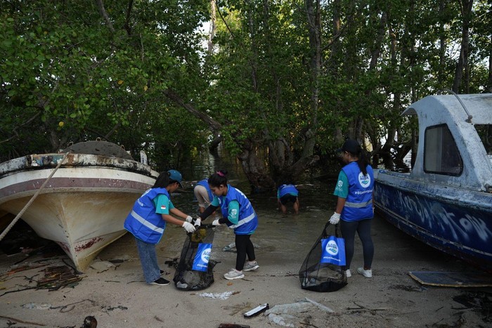 Aksi membersihkan sampah di Pantai Binongko Labuan Bajo bersama dengan Pandawara Group