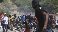 Polisi di ibu kota Haiti menyemprotkan gas air mata kepada ratusan pengunjuk rasa damai saat mereka meminta penegak hukum untuk membantu mereka menghentikan geng-geng yang telah menguasai lingkungan mereka dengan kekerasan.  