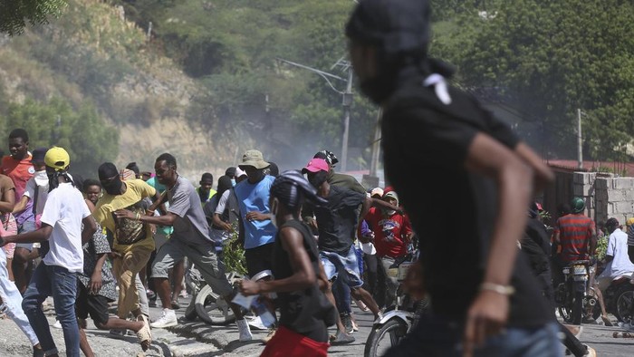 Aksi Warga Tuntut Minta Bantuan Hentikan Geng Kriminal di Haiti Warga Haiti melakukan aksi protes meminta bantuan kepada penegak hukum untuk mengentikan geng kriminal. Aksi tersebut berlangsung di Port-au-Prince, Haiti.