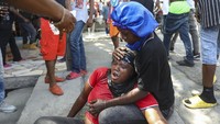 Para pengunjuk rasa membakar ban untuk menunjukkan kemarahan mereka atas tindakan polisi dan mengungkapkan rasa frustrasi mereka karena langkah-langkah baru-baru ini untuk meredakan kekerasan geng yang merajalela di Port-au-Prince.
