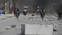 Sejak pembunuhan Presiden Jovenel Moïse pada tahun 2021, geng-geng telah menguasai sebagian besar negara dan saat ini menguasai sekitar 80% ibu kota, Port-au-Prince.