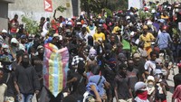 Sejumlah orang melakukan aksi protes agar polisi dan Perdana Menteri segera mengambil tindakan terhadap geng-geng di Port-au-Prince, Haiti, Senin (19/8/2024).