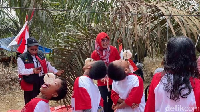 Anak-anak Suku Anak Dalam Jambi ikuti lomba makan kerupuk yang digelar Kemensos