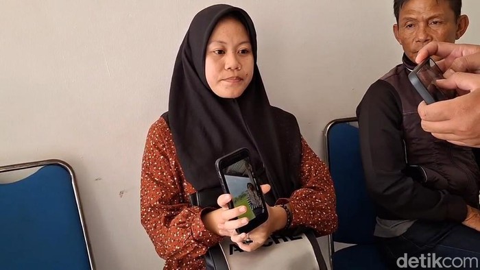 Anak korban saat mendatangi RS Bhayangkara Palembang