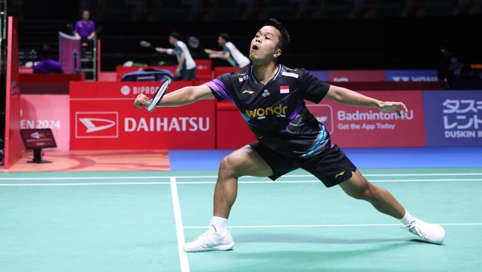 Anthony Sinisuka Ginting mengalami cedera engkel kiri saat tampil di babak pertama Japan Open 2024.