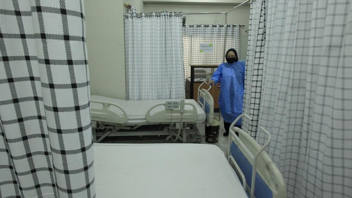 Paramedical staff prepare an isolation ward set up as a preventative measure following Pakistan's health ministry has confirmed a case of mpox in the Khyber Pakhtunkhwa province, at a hospital in Peshawar, Pakistan, Monday, Aug. 19, 2024. (AP Photo/Muhammad Sajjad)