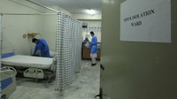 Petugas paramedis menyiapkan bangsal isolasi yang didirikan sebagai tindakan pencegahan menyusul konfirmasi Kementerian Kesehatan Pakistan atas kasus mpox di provinsi Khyber Pakhtunkhwa, di sebuah rumah sakit di Peshawar, Pakistan, Senin (19/8/2024). Kementerian Kesehatan Pakistan mengatakan pada hari Jumat bahwa mereka telah mengidentifikasi kasus mpox.