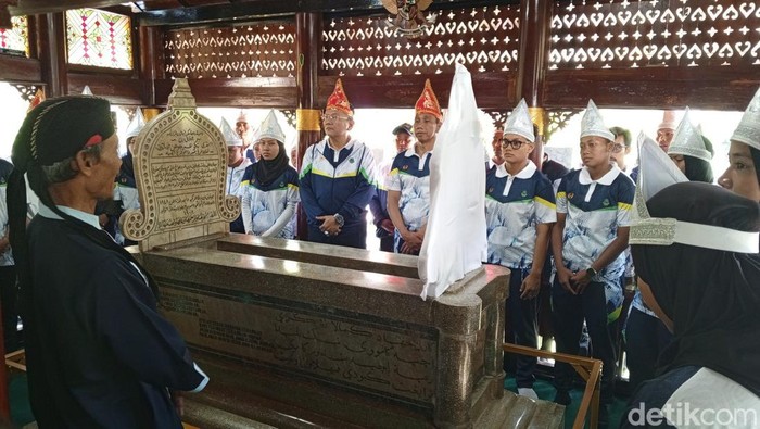 Atlet kontingen Jabar bersama Koni Jabar dan Ketua Kontingen Jabar saat mendatangi makam pahlawan nasional Cut Nyak Dhien.