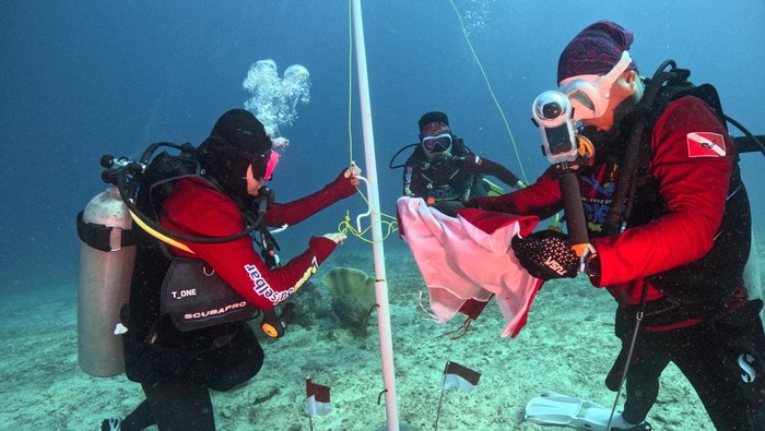 Bank Sulselbar Dive Club mengibarkan bendera merah putih di dalam laut Perairan Pulau Kodingareng Keke, Makassar, Sulsel, dalam rangka memeriahkan HUT ke-79 RI.