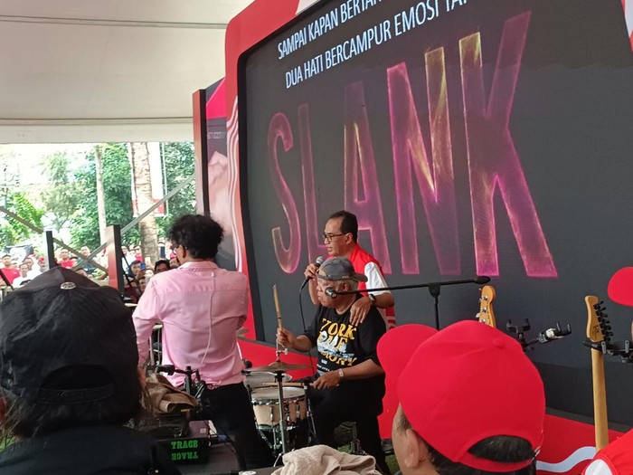 Basuki dan Budi Karya Ngeband Bareng SLANK