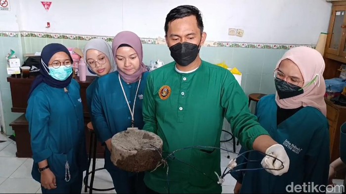 Batu pemberat yang diikatkan ke jenazah Ita Anggraini.