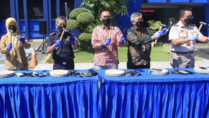 Bea Cukai Juanda memusnahkan barang impor ilegal