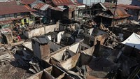 Warga melihat kondisi rumah yang hagus terbakar di Kelurahan Barabarayya, Makassar, Sulawesi Selatan, Selasa (20/8/2024).