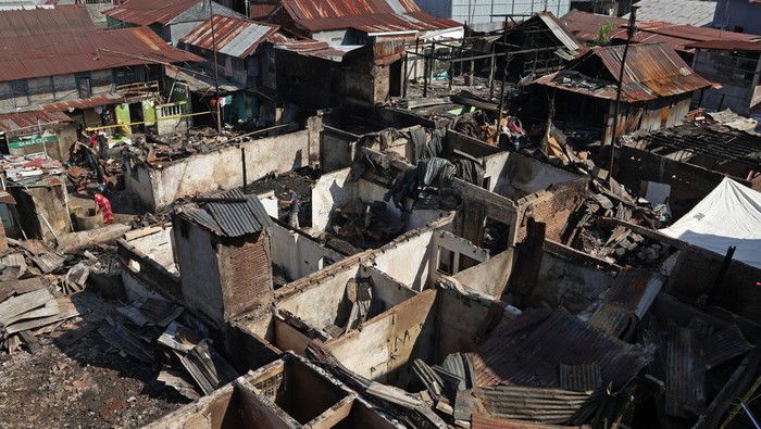 Belasan Rumah Hangus Terbakar di Makassar Warga melihat kondisi rumah yang hagus terbakar di Kelurahan Barabarayya, Makassar, Sulawesi Selatan, Selasa (20/8/2024). Kebakaran yang terjadi pada Senin (19/8) di area permukiman padat penduduk tersebut menghanguskan 14 unit rumah semi permanen sementara penyebabnya masih dalam penyelidikan kepolisian. ANTARA FOTO/Arnas Padda/foc.