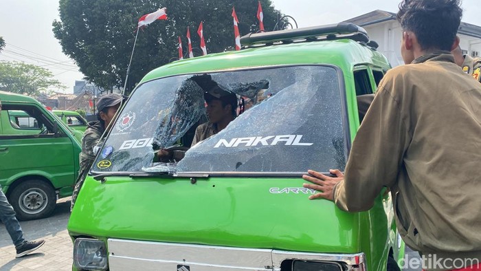 Bentrok angkot vs ojol di Sukabumi.