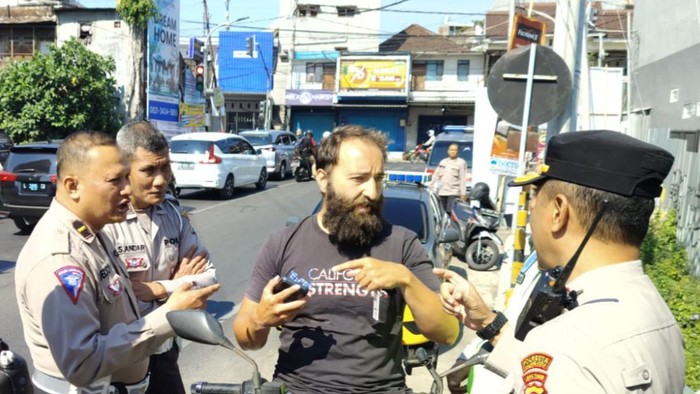 Bule di Malang tinggalkan motornya karena tak punya karcis parkir
