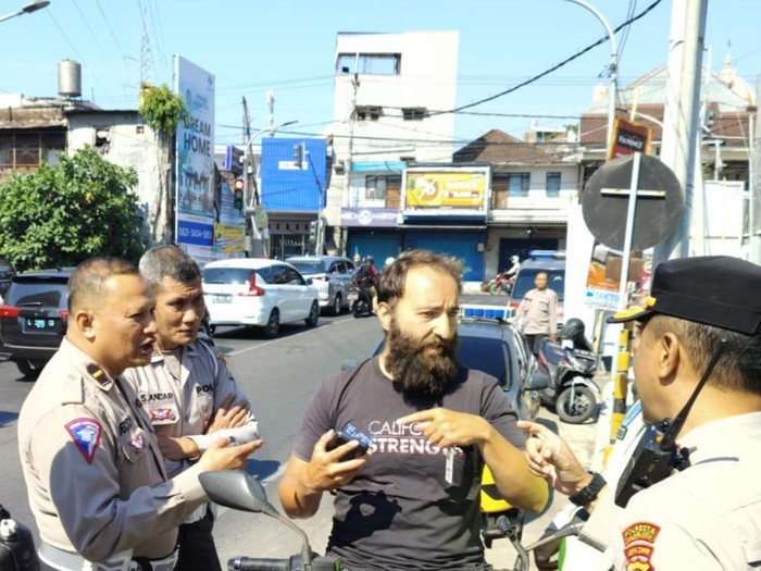 Bule di Malang tinggalkan motornya karena tak punya karcis parkir