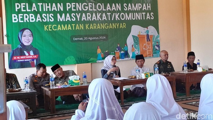 Bupati Demak Eistianah memberikan pengarahan bagi para santri mengolah sampah di Pesantren Manbaul Ulum, Desa Ngaluran, Kecamatan Karanganyar, Selasa (20/8/2024).