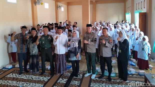 Bupati Demak Eisti'anah memberikan pengarahan bagi para santri mengolah sampah di Pesantren Manbaul Ulum, Desa Ngaluran, Kecamatan Karanganyar, Selasa (20/8/2024).