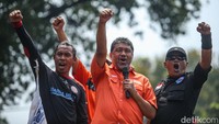 Setiap harinya kita tidak akan bisa memastikan bahwasanya upah yang kamu dapat mencukupi kebutuhan hidupmu. Karena setiap harinya, setiap bulannya harga merangkak naik, meroket tinggi, tanpa bisa kita penuhi untuk membeli, kata seorang orator dari atas mobil komando.  