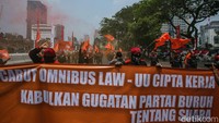 Mereka datang dengan pakaian serba hitam dan penutup kepala merah. Selain menuntut pencabutan omnibus law UU Cipta Kerja, mereka juga mengkritik sejumlah poin yang terdapat di Undang-Undang Nomor 60 soal Pilkada.