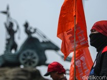 Buruh Gelar Aksi Tuntut Cabut UU Cipta Kerja di Patung Kuda