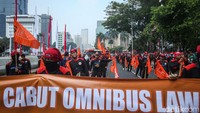 Kendaraan yang hendak melintas ke arah Istana dialihkan menuju Jalan Medan Merdeka Selatan dan Jalan Abdul Muis.