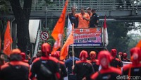 Tak hanya itu, bus TransJakarta sementara belum bisa melintas di Jalan Merdeka Barat. TransJakarta dialihkan ke arah Stasiun Gambir.
