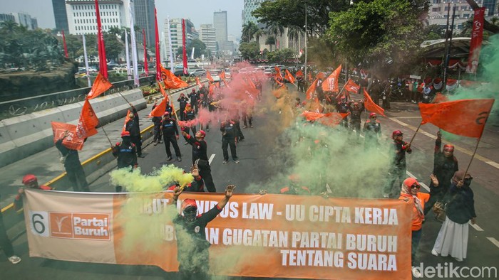 Massa buruh berunjuk rasa di kawasan Patung Kuda, Jakarta Pusat. Massa menuntut pencabutan omnibus law UU Cipta Kerja.