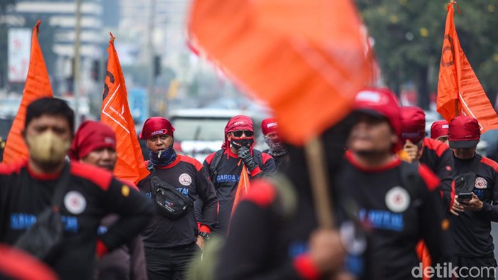 Buruh Gelar Aksi Tuntut Cabut UU Cipta Kerja di Patung Kuda Jakpus Massa buruh berunjuk rasa di kawasan Patung Kuda, Jakarta Pusat. Massa menuntut pencabutan omnibus law UU Cipta Kerja.
