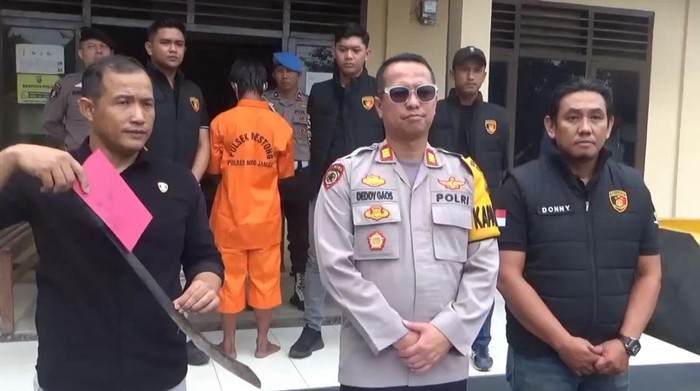 Buruh sawit di Muaro Jambi, Jambi, Ahmad Ramlan, diamankan polisi usai membacok temannya