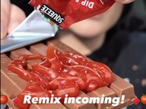 Nyeleneh! Pria Ini Makan Cokelat Pakai Saus Tomat