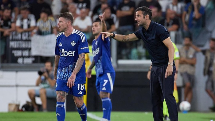 TURIN, ITALY - AUGUST 19: Cesc Fàbregas head coach of Como gestures during the Serie A match between Juventus and Como at Allianz Stadium on August 19, 2024 in Turin, Italy. (Photo by Emmanuele Ciancaglini/Ciancaphoto Studio/Getty Images)