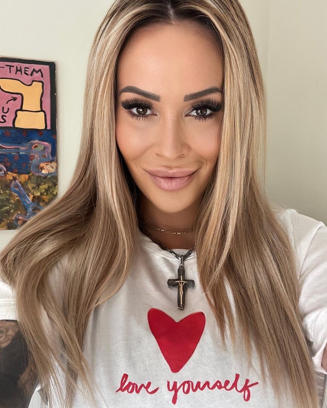 Lebih lanjut Cora bercerita bahwa sudah ada rumor mengenai orientasi seksual sang mantan sejak dulu tapi selalu ditepisnya. Foto: Instagram Cora Schumacher