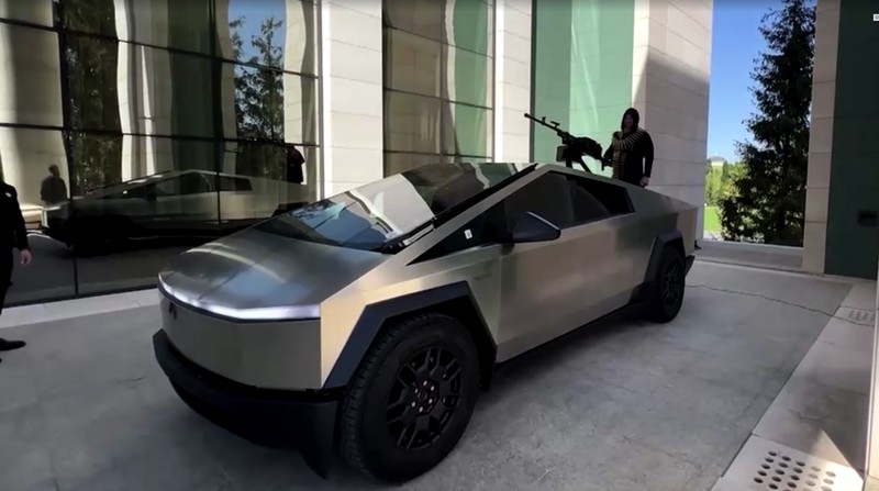 Cybertruck Tesla jadi mobil tempur.