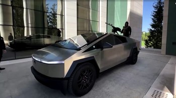 Inilah wujud Tesla Cybertruck versi tempur yang dimiliki Chechnya untuk keperluan perang lawan Ukraina. Chechnya memang pendukung Rusia. Foto: Reuters