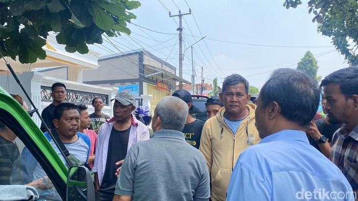 Demo pengemudi angkot Sukabumi.
