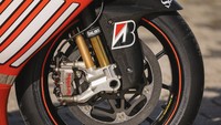 Dari sektor pengereman terpasang kaliper empat piston Brembo yang bertenaga dengan cakram karbon 305 mm di bagian depan dan kaliper dua piston tunggal Brembo di bagian belakang dengan cakram baja 220 mm. Foto: Iconicauctioneers