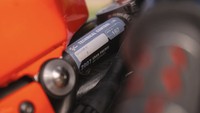 Sasis asli ini digunakan pada musim 2007. Spesialnya lagi masih terpasang stiker scrutineering MotoGP Spanyol. Foto: Iconicauctioneers