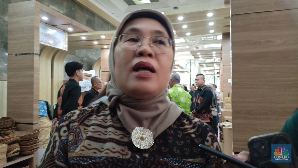 Direktur Jenderal Industri Kecil, Menengah dan Aneka (IKMA) Kementerian Perindustrian Reni Yanita dalam Pemberian dan Penghargaan Asta Kriya Nusantara di kantor Kemenperin, Selasa (20/6/2024). Direktur Jenderal Industri Kecil, Menengah dan Aneka (IKMA) Kementerian Perindustrian Reni Yanita dalam Pemberian dan Penghargaan Asta Kriya Nusantara di kantor Kemenperin, Selasa (20/6/2024). (CNBC Indonesia/Ferry Sandi)