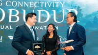 Direktur Utama InJourney Dony Oskaria (dari kanan) bersama dengan Direktur Pemasaran dan Komersial Injourney Maya Watono dan Director of Sales Thai Airways Wit Kitchachorn saat acara penandatanganan perjanjian kerjasama antara InJourney dan Thai Airways di Jakarta.