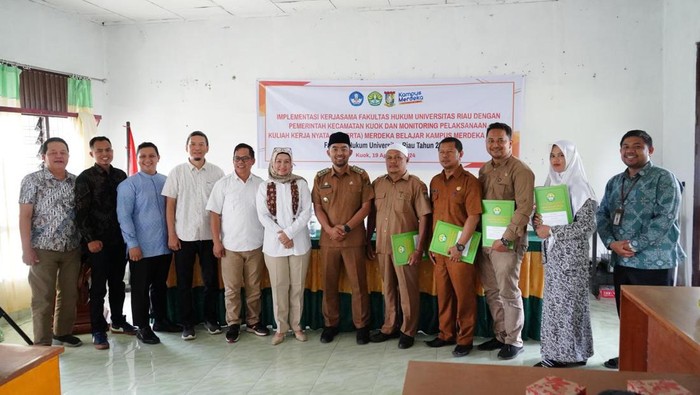 Dosen, mahasiswa dan camat usai perumusan Ranperdes. (Dok Fakultas Hukum Unri)