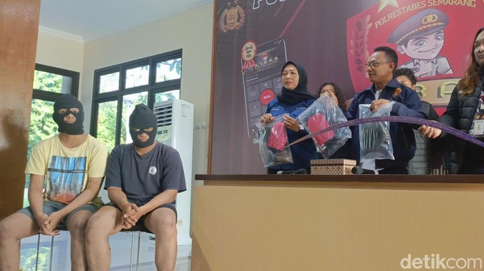 Dua pelaku pembacokan remaja hingga tewas di Pantura Semarang saat dihadirkan di Mapolrestabes Semarang, Selasa (20/8/2024).