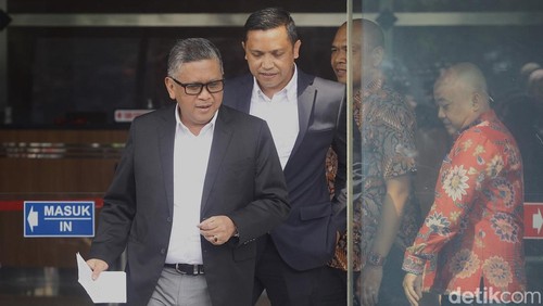 Sekjen PDI Perjuangan, Hasto Kristiyanto menjawab pertanyaan jurnalis di Gedung Merah Putih KPK, Jakarta, Selasa  (20/8/2024) seusai diperiksa sebagai saksi terkait kasus Ditjen Perkeretaapian (DJKA) wilayah Jawa Timur. Ia terlihat banyak menebar senyum sejak turun tangga menuju lobi gedung.