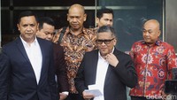 Hasto terlihat banyak menebar senyum sejak turun tangga menuju lobi gedung dan melayani pertanyaan wartawan. Hasto mengaku dicecar 21 pertanyaan oleh penyidik.