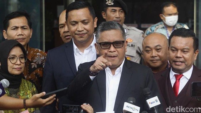 Sekjen PDI Perjuangan, Hasto Kristiyanto menjawab pertanyaan jurnalis di Gedung Merah Putih KPK, Jakarta, Selasa  (20/8/2024) seusai diperiksa sebagai saksi terkait kasus Ditjen Perkeretaapian (DJKA) wilayah Jawa Timur. Ia terlihat banyak menebar senyum sejak turun tangga menuju lobi gedung.